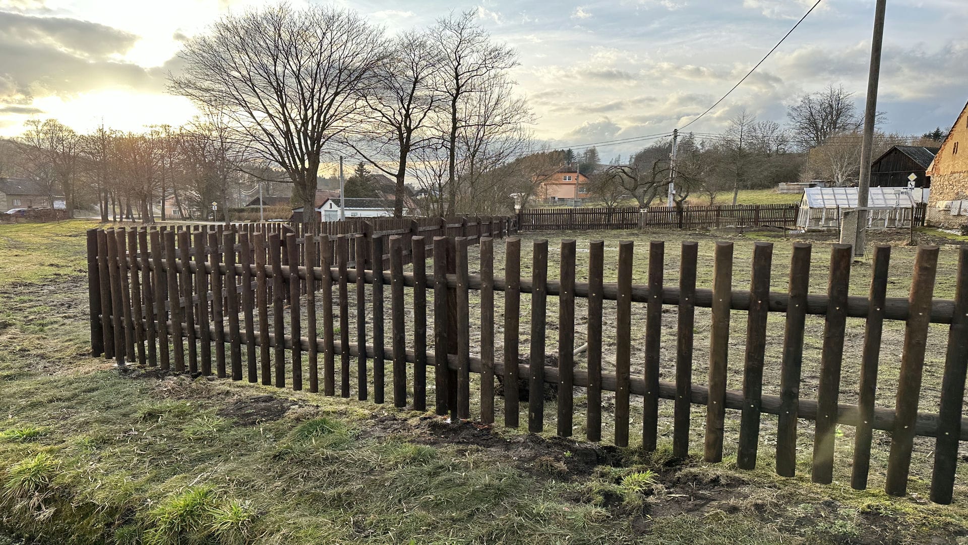 Obrázek 4 / Dřevěné ploty - strojně loupané   - realizace Ubušínek 02-2023